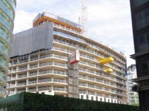 Sistema de protección de bordes para edificios de gran altura